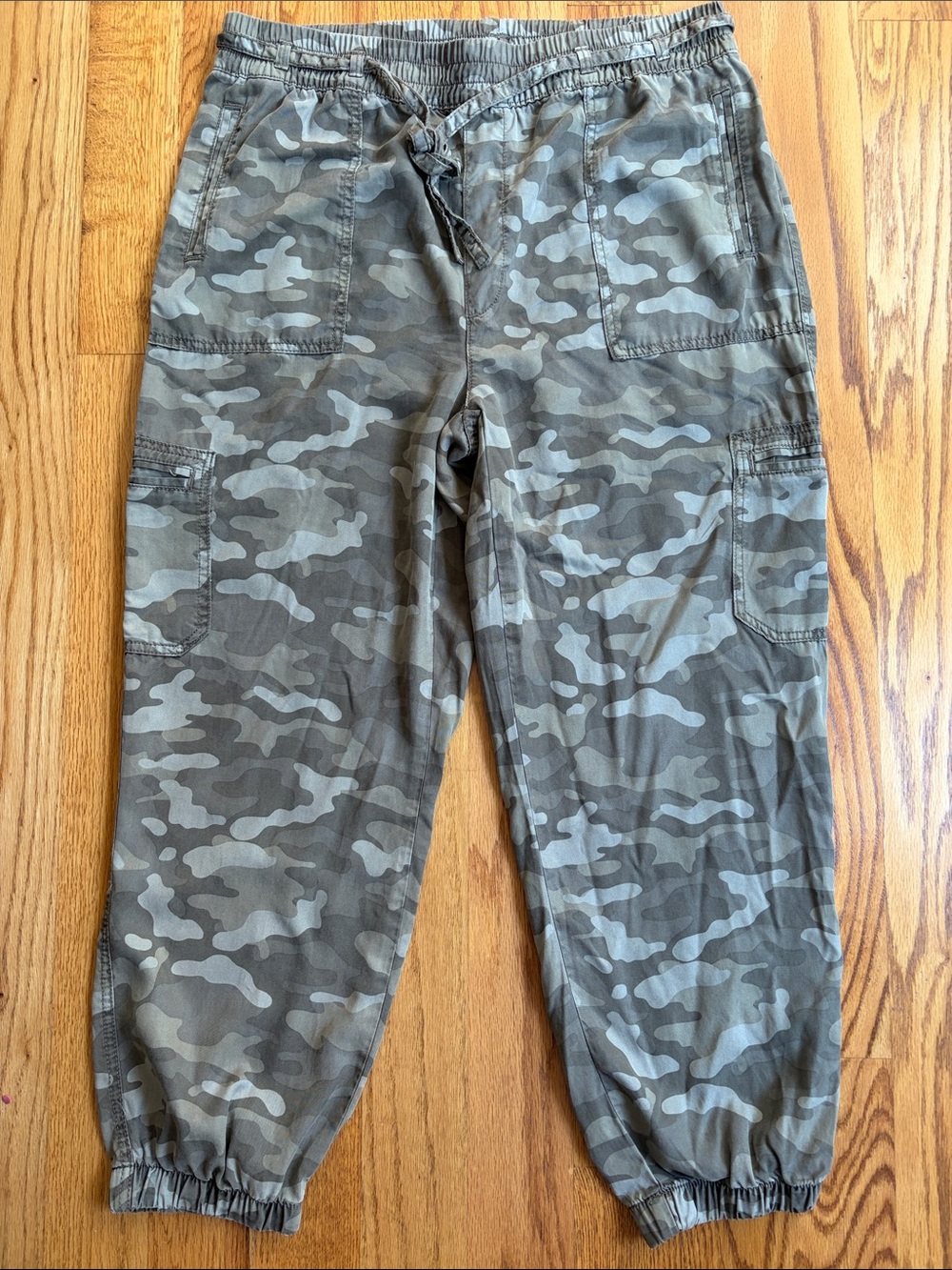American Eagle AEO Camo Cargo Slouchy Joggers Pants. Size: Large. Like new! - Picture 2 of 11
